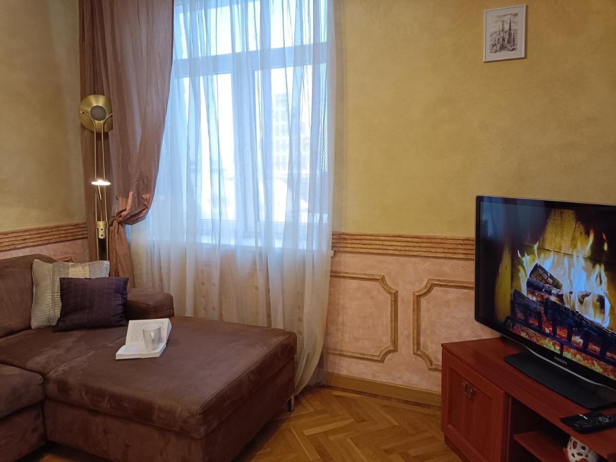 Old Town Retreat With Stunning Views 2 Bedroom Apartment Nearby The Church Of Saint Peter Riga Exterior photo