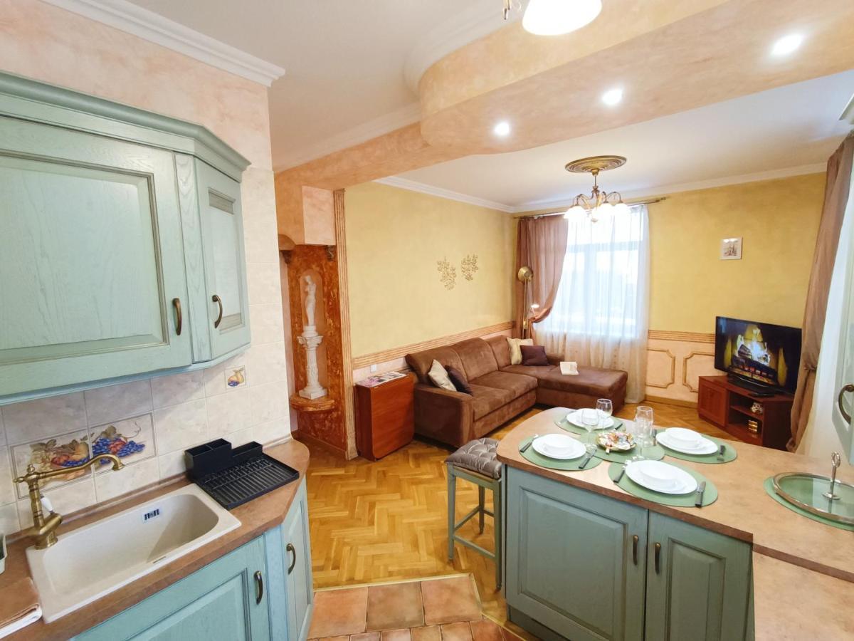 Old Town Retreat With Stunning Views 2 Bedroom Apartment Nearby The Church Of Saint Peter Riga Exterior photo