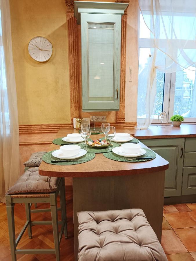 Old Town Retreat With Stunning Views 2 Bedroom Apartment Nearby The Church Of Saint Peter Riga Exterior photo
