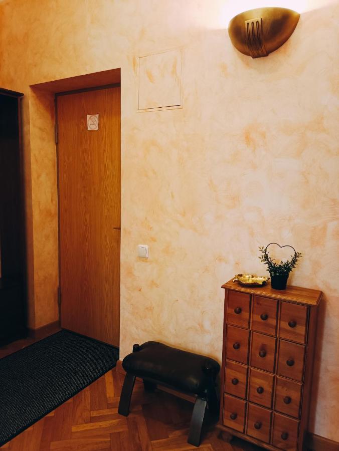 Old Town Retreat With Stunning Views 2 Bedroom Apartment Nearby The Church Of Saint Peter Riga Exterior photo
