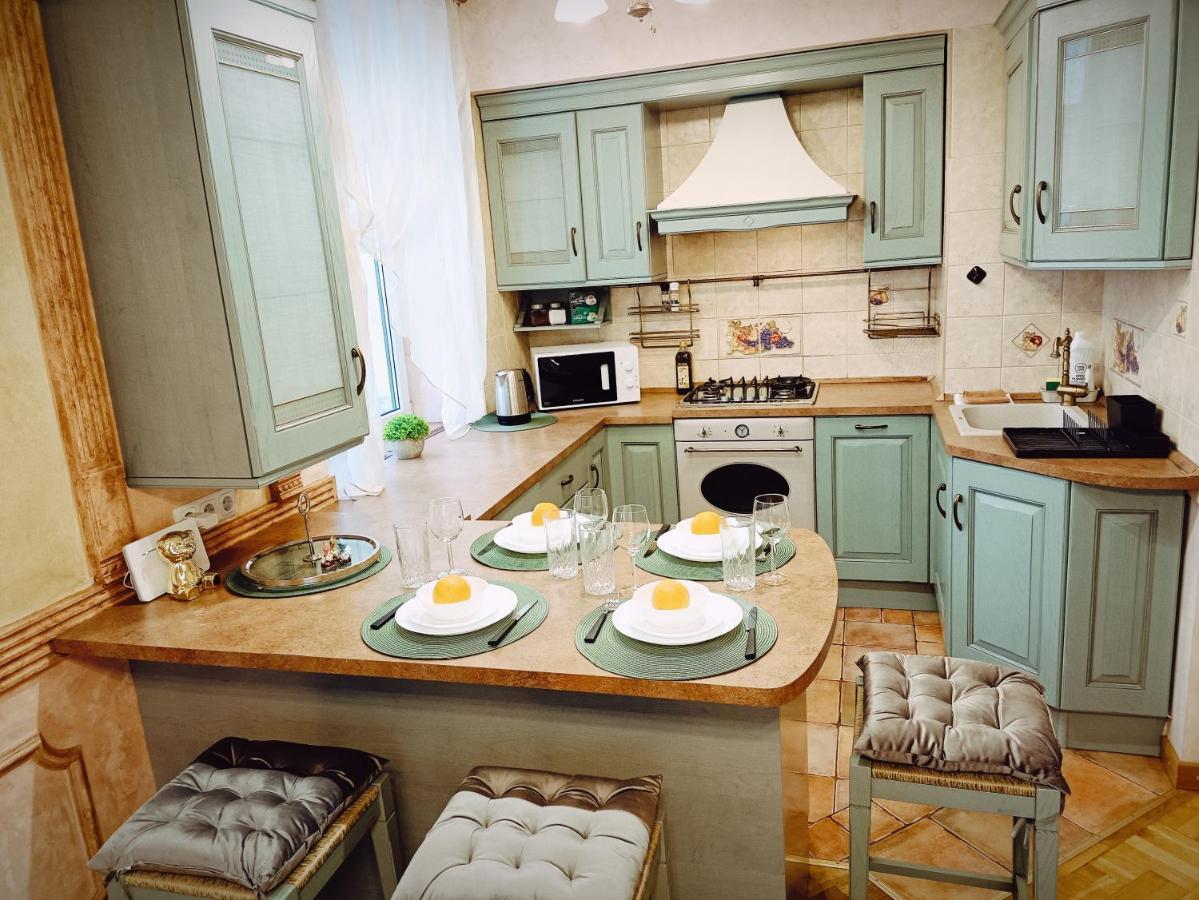 Old Town Retreat With Stunning Views 2 Bedroom Apartment Nearby The Church Of Saint Peter Riga Exterior photo