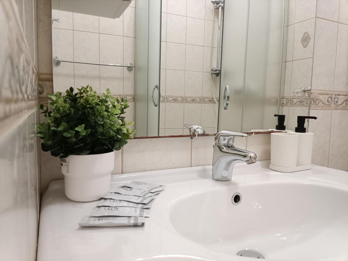 Old Town Retreat With Stunning Views 2 Bedroom Apartment Nearby The Church Of Saint Peter Riga Exterior photo